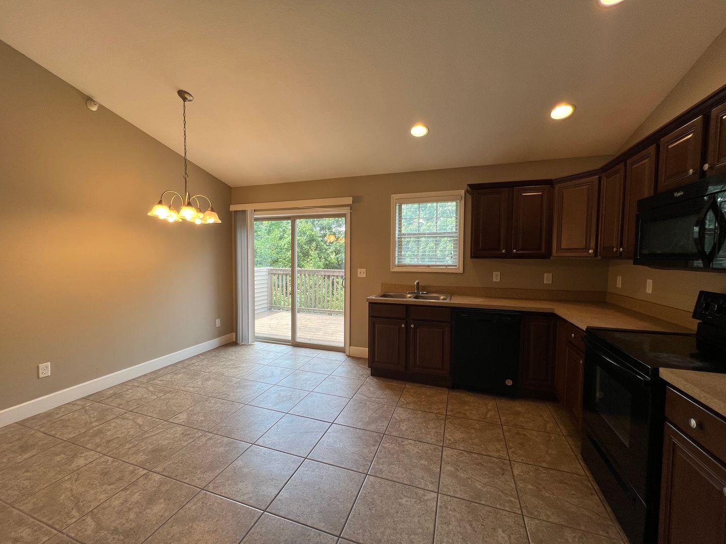 2 Bedroom/2 Bathroom Oakridge Apartments Unit!