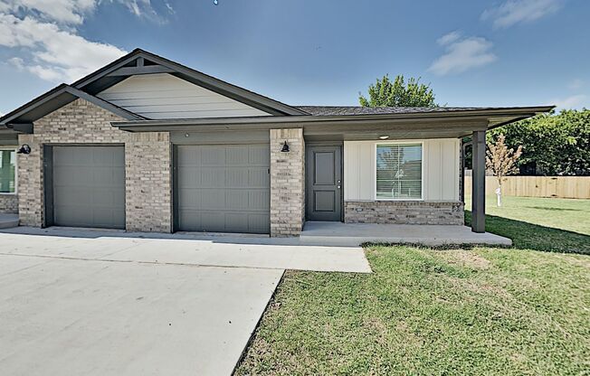 2 Bed 2 Bath with a 1 Car Garage Duplex with upgrades close to Broadway Extension, a short distance from Edmond and easy access to downtown OKC