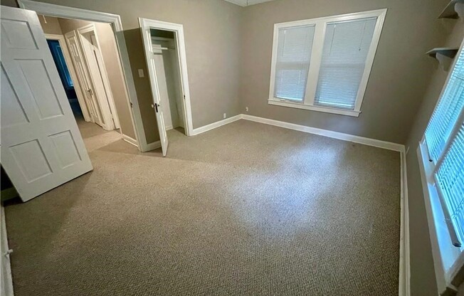 916 E 37 ST