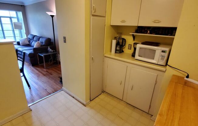 2 beds, 1 bath, 645 sqft, $1,820, Unit 08