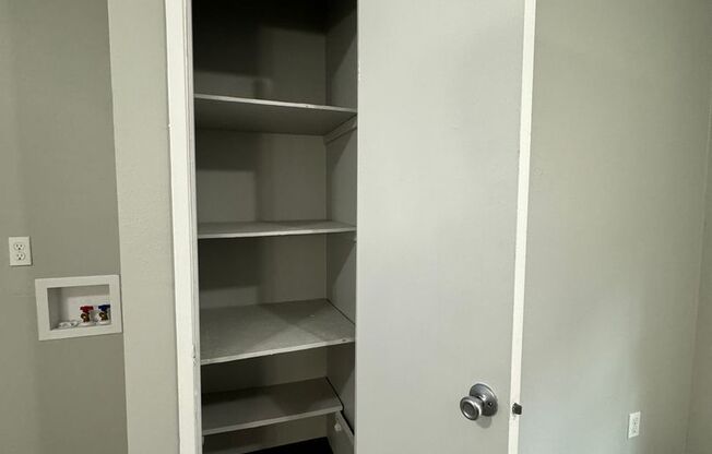 2 beds, 1 bath, 840 sqft, $1,350, Unit 717