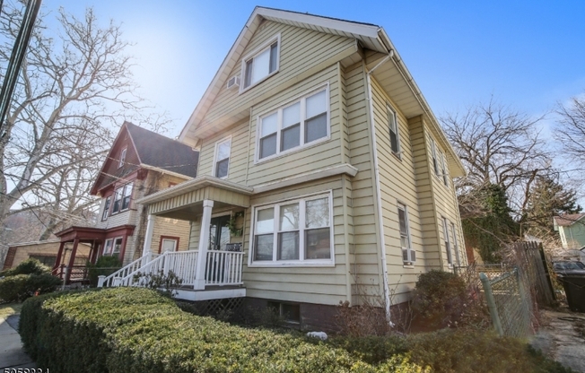 16 HENRY ST