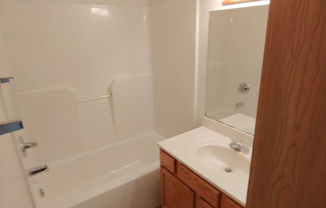 2 beds, 1 bath, 672 sqft, $930, Unit 1219-13