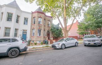 Charming 3 BR/2.5 BA Townhome in Columbia Heights!