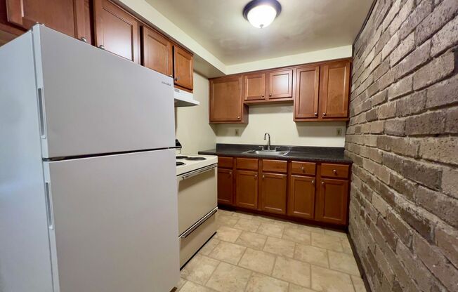 Cozy One Bedroom Apartment! Exposed Brick & Air Conditioning! Call Today!