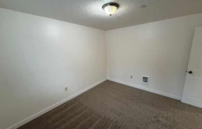 3 beds, 2 baths, 1,200 sqft, $1,695, Unit 38