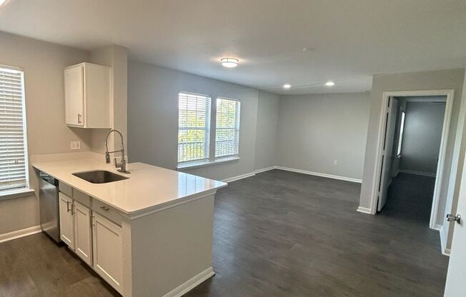 3 beds, 2 baths, 982 sqft, $1,784, Unit 1033