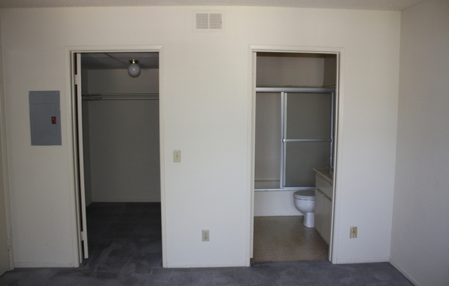 Lemarsh Chatsworth Apartments / 21323 Lemarsh