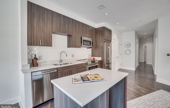 Stunning Modern Two Bedroom W/Private Patio, Garage Parking Included, Storage & Roof Top!