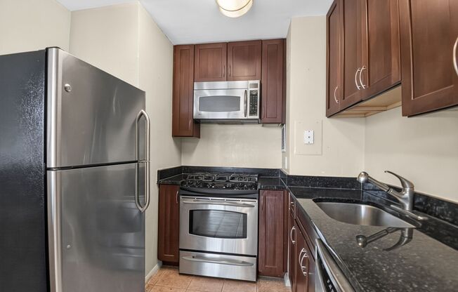 Light-filled 1Bd/1Bth in West End Condos in Alexandria!