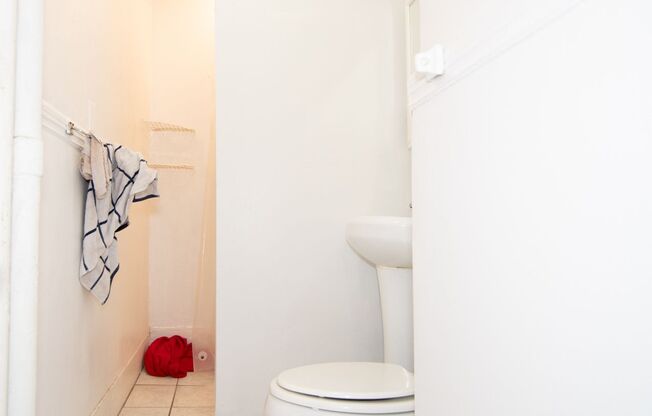 2 beds, 1 bath, $3,000, Unit Unit #30