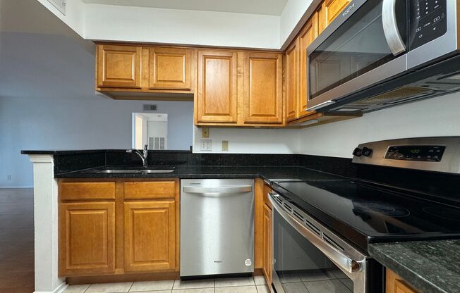 Bright And Cozy 2 Bed 2 Bath Condo In Vibrant Pointe At Park Center