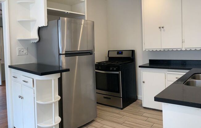 2 beds, 1 bath, 1,100 sqft, $2,295, Unit 128 Bonito Ave.