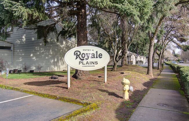 WELL MAINTAINED 2 BR, 2 BA TOWNHOME BY VAN MALL AREA!