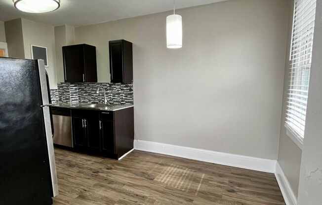2 beds, 1 bath, 830 sqft, $1,345, Unit B8