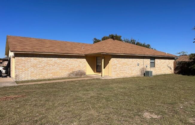 Available now! Nice 2 Bedroom, 2 Full Bath Duplex Located in Saginaw.