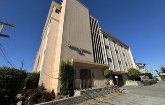 1 Bedroom/ 1 Bathroom Top Floor Unit in San Leandro