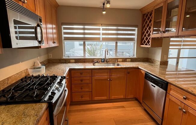 Beautiful 2BR/1BA with Large Private Patio, Parking & Shared Rooftop Deck in Marina
