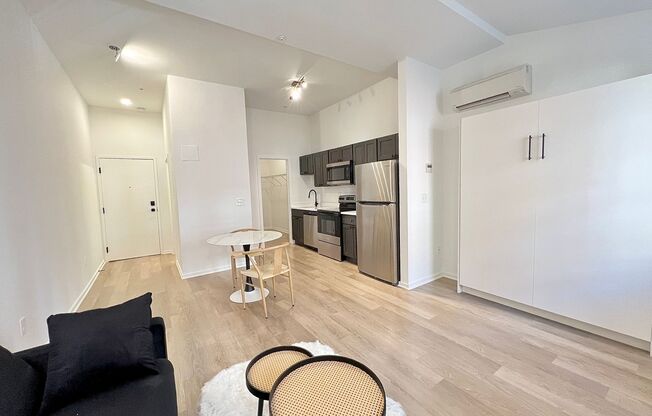 Studio, 1 bath, 400 sqft, $1,724, Unit 305