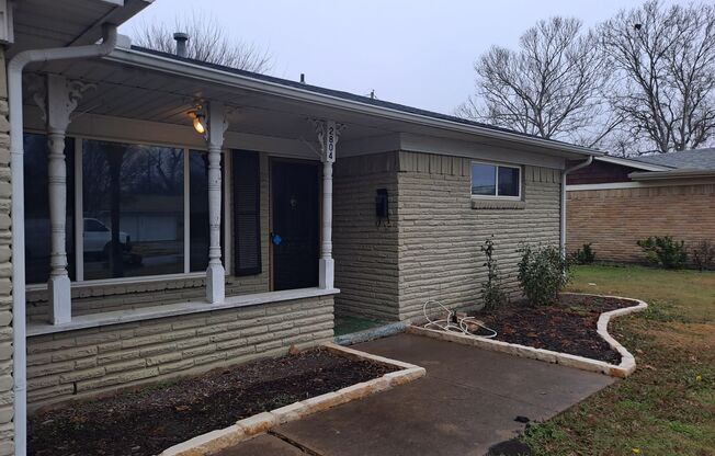 REDUCED PRICE! Lovely 3/2/2 in Irving Ready For Move In!