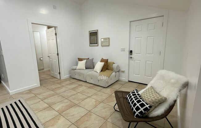 PRIVATE , FURNISHED Beverly Hills Studio Back House ! All utilities included