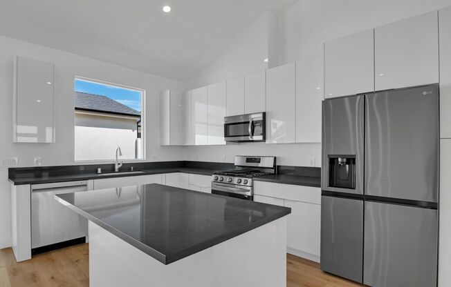 Modern 5-Bedroom 5 bath Home for Lease in Winnetka, CA