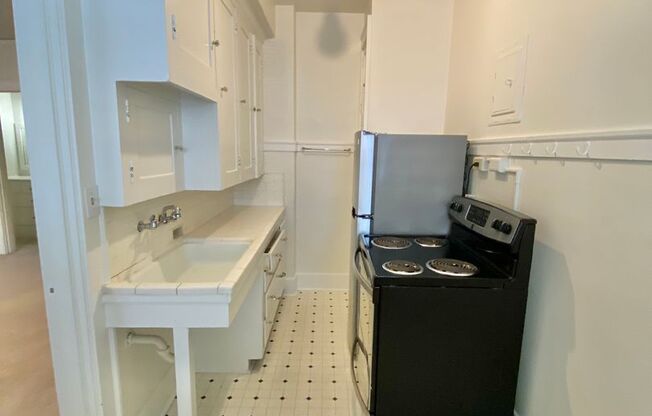 Studio, 1 bath, 437 sqft, $1,395, Unit 003