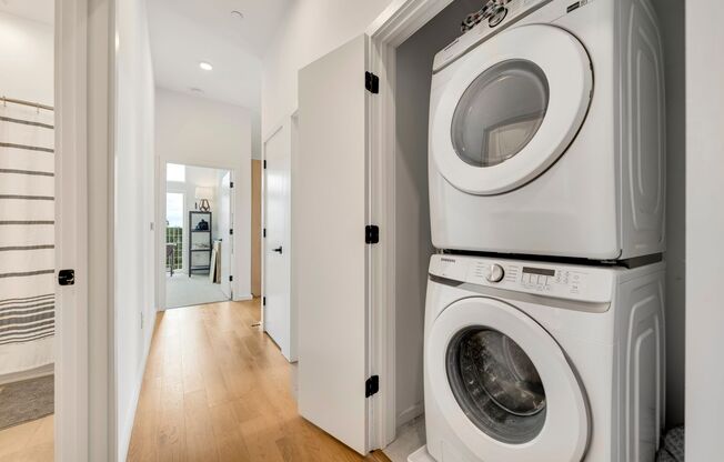 2 beds, 1 bath, $2,000, Unit # 59