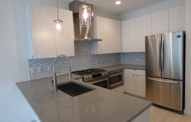 $0 DEPOSIT OPTION!! GORGEOUS PLATT PARK 2 BED CONDO, GARAGE PARKING, HUGE PATIO, ON BROADWAY, 2 BATHS! BIKE STORAGE!