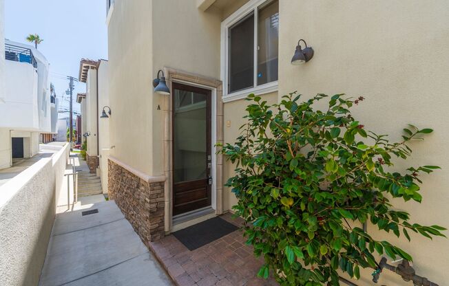 LUXURIOUS-CONTEMPORARY TOWNHOUSE W/ AMAZING PANORAMIC OCEAN VIEWS, HIGH-END AMENITIES & 2-CAR GARAGE CLOSE TO SHOPPING & 6 BLOCKS TO BEACH. ZONED FOR TOP SCHOOL DISTRICT (Pre K – 12)