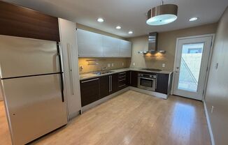 Modern Biltmore 2BR w/ Backyard | In-Unit W/D, Pool & Gym | 16th St & Maryland | Move-In Special