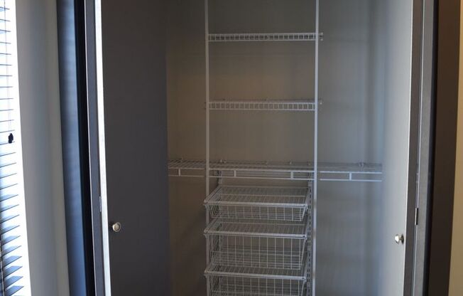 2 beds, 2 baths, 890 sqft, $1,720, Unit 520-200