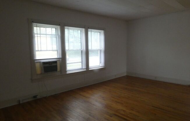 2 beds, 1 bath, $840, Unit Apt 101