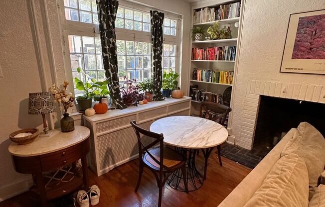 Beautiful Old World 2 Bed + Den Townhouse In Rittenhouse!