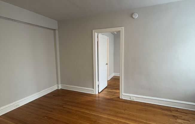1 bed, 1 bath, $1,300, Unit B202