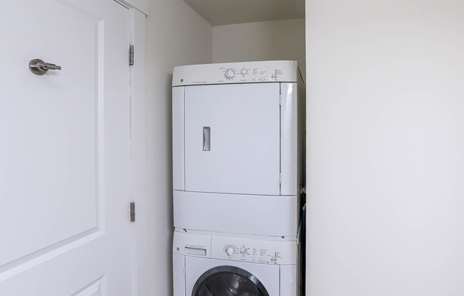 3 beds, 2 baths, 1,175 sqft, $5,200, Unit 302