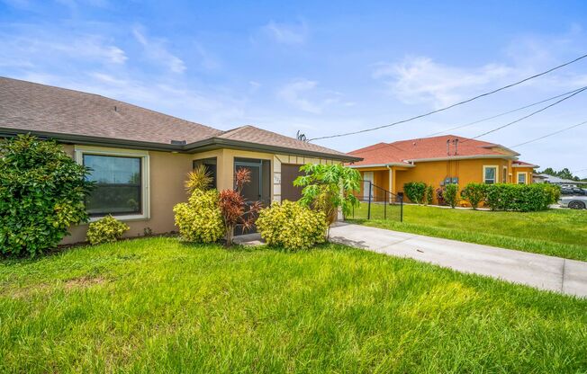 Charming 2 bedrooms+ DEN , 2 bathrooms duplex with fence yard in Lehigh Acres