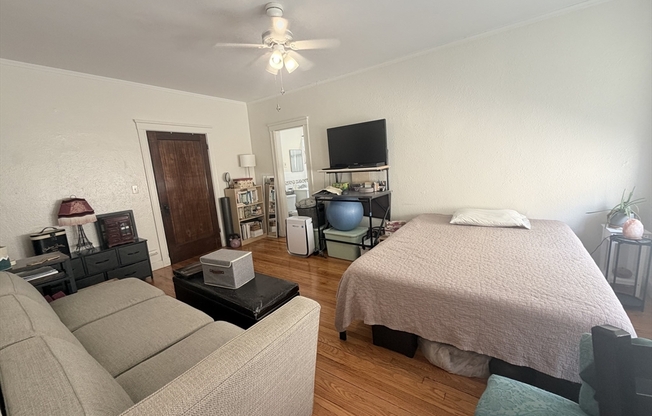 Studio, 1 bath, 550 sqft, $2,250, Unit 24