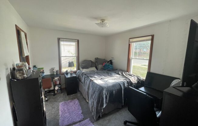 2 beds, 1 bath, $1,295