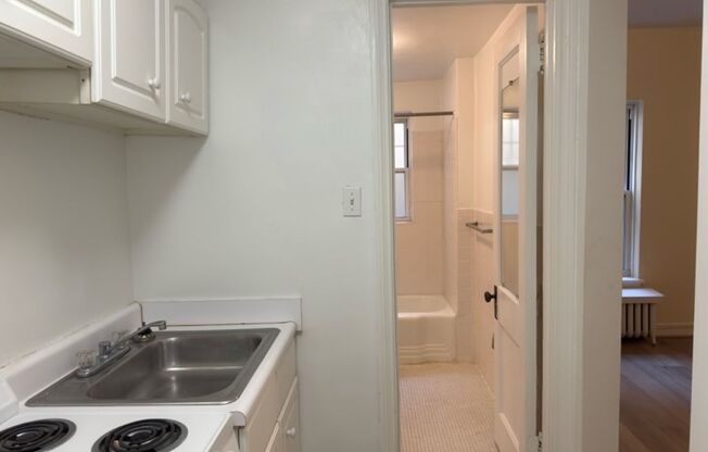 Studio, 1 bath, 323 sqft, $1,175, Unit Old King Edward 331