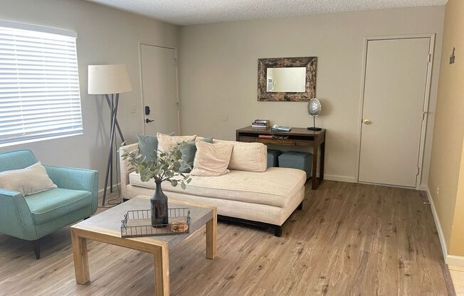 2 beds, 1 bath, 726 sqft, $1,600, Unit Unit B