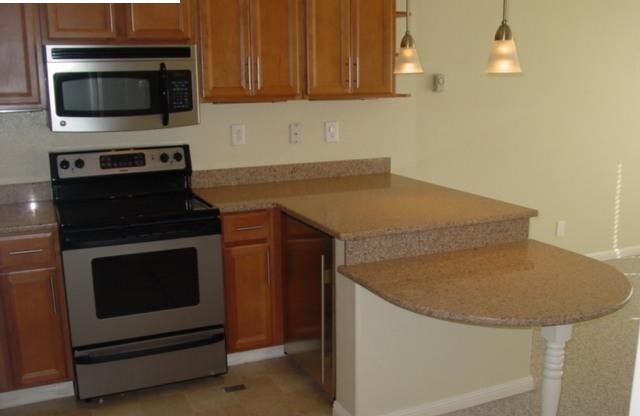 Lovely upgraded studio condo with resort-like amenities at desirable Watergate by the bay!