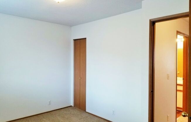 2 beds, 1.5 baths, 896 sqft, $1,495, Unit 698 LaSalle Street #4