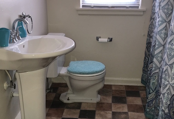 2 beds, 1 bath, 740 sqft, $735, Unit 1300-1702