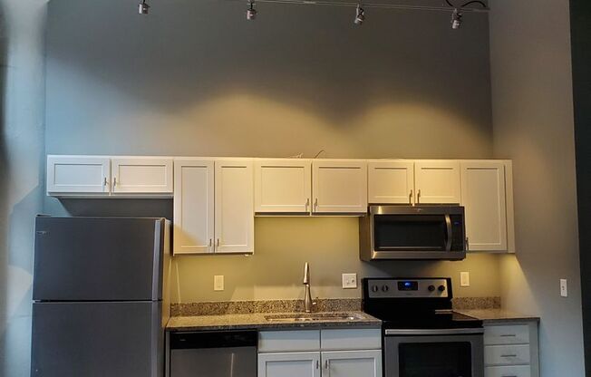 2 beds, 1 bath, 912 sqft, $1,506, Unit 102W