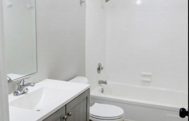 3 beds, 1 bath, 1,000 sqft, $1,099, Unit 1050