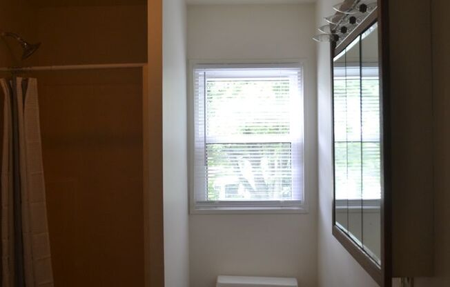 2 beds, 1 bath, $1,150, Unit 812 W 11th St Apt 2