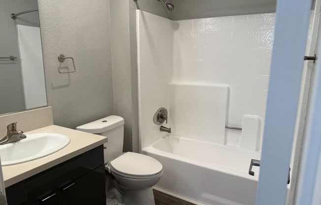 2 beds, 2 baths, 910 sqft, $2,745, Unit 1I