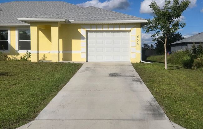 LARGE 3/2/1 -Duplex, prime Location-Lehigh Acres