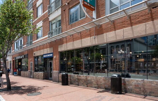 Expansive Gaslamp Quarter 1 bedroom + a bonus office, den, or workout area! Small Pet OK! 1 parking space included!